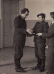 Spektaklio „Sidabrinis slėnis“ (rež. J. Miltinis, dail. L. Vilimas) repeticija. Iš kairės: Bronius Babkauskas, Juozas Miltinis, Vaclovas Blėdis, Vladas Gruodis, Stepas Kosmauskas. Fotogr. K. Vitkus. Panevėžys. 1941 m. PAVB, FJM-1019/23