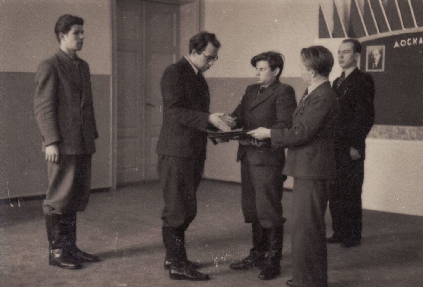 Spektaklio „Sidabrinis slėnis“ (rež. J. Miltinis, dail. L. Vilimas) repeticija. Iš kairės: Bronius Babkauskas, Juozas Miltinis, Vaclovas Blėdis, Vladas Gruodis, Stepas Kosmauskas. Fotogr. K. Vitkus. Panevėžys. 1941 m. PAVB, FJM-1019/23