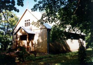 Senoji Suosto Šv. Kryžiaus Išaukštinimo bažnyčia. Fotogr. R. Drevinskas. Biržų r. 1996 m. Iš: www.limis.lt; Biržų krašto muziejus „Sėla“, pirm. apsk.nr. BKM GEK 20886/5