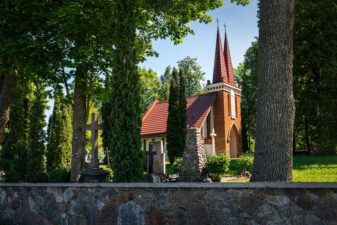 Suosto Šv. Kryžiaus Išaukštinimo bažnyčia ir šventoriaus fragmentas. Fotogr. G. Lukoševičius. Suostas (Biržų r.). 2025 m. PAVB skaitmeninis archyvas