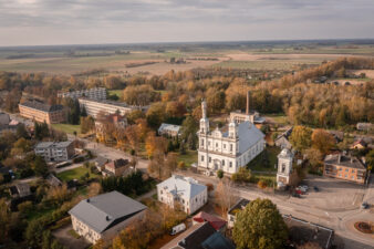 Vabalninko Švč. Mergelės Marijos Ėmimo į dangų bažnyčia ir miestelio panorama. Fotogr. G. Lukoševičius. Vabalninkas (Biržų r.). 2025 m. PAVB skaitmeninis archyvas