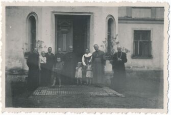 Gulbinėnų dvaro savininkas generolas Kazys Ladiga su šeima, Panevėžio vyskupas Kazimieras Paltarokas, Pasvalio Šv. Jono Krikštytojo parapijos klebonas, Pasvalio dekanato dekanas kunigas Kazimieras Kriščiūnas ir kiti dvasininkai prie Gulbinėnų dvaro rūmų, kuriuose buvo įrengta vieša koplyčia. Gulbinėnai (Pasvalio r.). 1936 m. PAVB, Panevėžio vyskupijos kurijos skaitmeninis archyvas