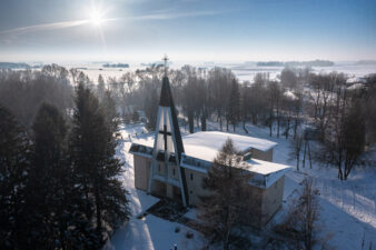 Grūžių Švč. Mergelės Marijos bažnyčia. Fotogr. G. Lukoševičius. Grūžiai (Pasvalio r.). 2025 m. PAVB skaitmeninis archyvas