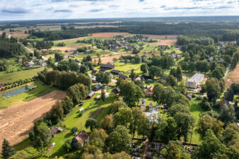 Kriklinių panorama su Švč. Mergelės Marijos Apsilankymo bažnyčia. Fotogr. G. Lukoševičius. Krikliniai (Pasvalio r.). 2025 m. PAVB skaitmeninis archyvas