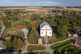 Pumpėnų panorama su Švč. Mergelės Marijos Škaplierinės bažnyčia. Fotogr. G. Lukoševičius. Pumpėnai (Pasvalio r.). 2025 m. PAVB skaitmeninis archyvas
