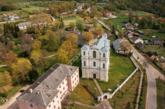 Antalieptės panorama su Šv. Kryžiaus Atradimo bažnyčia. Fotogr. G. Lukoševičius. Antalieptė (Zarasų r.). 2025 m. PAVB skaitmeninis archyvas
