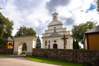 Daujėnų Švč. Jėzaus Širdies bažnyčia. Kairėje – medinė varpinė. Fotogr. G. Lukoševičius. 2025 m. PAVB skaitmeninis archyvas