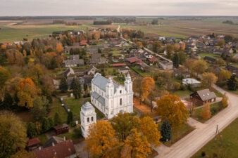 Krinčino panorama su Šv. apaštalų Petro ir Povilo bažnyčia. Fotogr. G. Lukoševičius. Krinčinas (Pasvalio r.). 2025 m. PAVB skaitmeninis archyvas