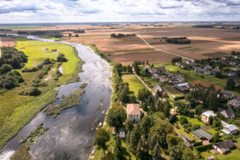 Saločių panorama su Šv. Juozapo bažnyčia. Fotogr. G. Lukoševičius. Saločiai (Pasvalio r.). 2025 m. PAVB skaitmeninis archyvas