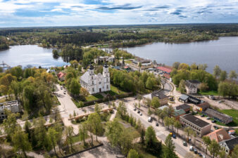 Zarasų panorama su Švč. Mergelės Marijos Ėmimo į dangų bažnyčia. Fotogr. G. Lukoševičius. Zarasai. 2025 m. PAVB skaitmeninis archyvas