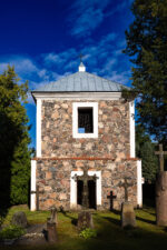 Akmenų mūro varpinė Pumpėnų Švč. Mergelės Marijos Škaplierinės bažnyčios šventoriuje, pastatyta 1830 m. Fotogr. G. Lukoševičius. Pumpėnai (Pasvalio r.). 2025 m. PAVB skaitmeninis archyvas