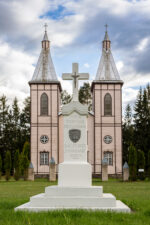 Švedriškės „Pavasario“ kuopos paminklas prie Švedriškės Šv. Jono Krikštytojo bažnyčios, skirtas Šventiesiems metams – 1933–1934 m. jubiliejiniams atpirkimo metams – paminėti. Fotogr. G. Lukoševičius. Švedriškė (Ignalinos r.). 2025 m. PAVB skaitmeninis archyvas