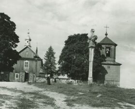 Senoji medinė Tauragnų bažnyčia (pastatyta 1874 m.) ir varpinė. Sudegė 1944 m. Fotogr. V. Augustinas. Tauragnai (Utenos r.). Iš: www.paveldas.lt; Vytauto Didžiojo universitetas, F1. Apl. 9_B6772 _1029_2