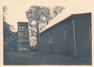 Ragelių Švč. Mergelės Marijos bažnyčios fragmentas ir medinė varpinė. Rageliai (Rokiškio r.). XX a. 4 deš. PAVB, Panevėžio vyskupijos kurijos skaitmeninis archyvas