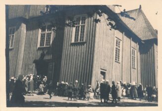 Onuškio parapijos tikintieji renkasi į Šv. arkangelo Mykolo bažnyčią. Onuškis (Rokiškio r.). XX a. 4 deš. pr. PAVB, Panevėžio vyskupijos kurijos skaitmeninis archyvas