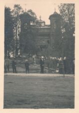 Suvainiškio parapijos bendruomenė prie Šv. apaštalo Jokūbo bažnyčios laukia atvykstant Panevėžio vyskupo Kazimiero Paltaroko. Suvainiškis (Rokiškio r.). XX a. 4 deš. PAVB, Panevėžio vyskupijos kurijos skaitmeninis archyvas