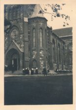 Žiobiškio parapijos tikintieji renkasi į Šv. arkangelo Mykolo bažnyčią. Žiobiškis (Rokiškio r.). XX a. 4 deš. PAVB, Panevėžio vyskupijos kurijos skaitmeninis archyvas