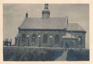 Tikintieji Lukštų Šv. apaštalo evangelisto Jono bažnyčios šventoriuje. Lukštai (Rokiškio r.), XX a. 4 deš. PAVB, Panevėžio vyskupijos kurijos skaitmeninis archyvas