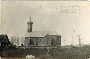 Spitrėnų Švč. Mergelės Marijos Taikos Karalienės bažnyčia. Spitrėnai (Utenos r.). 1927 m. Iš: www.limis.lt; Utenos kraštotyros muziejus, inv. nr. UKM F 2824