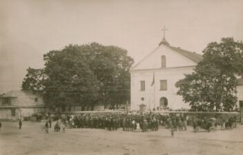 Pandėlio Švč. Mergelės Marijos Vardo bažnyčia. Pandėlys (Rokiškio r.). 1930 m. Iš: www.limis.lt; Maironio lietuvių literatūros muziejus, inv. nr. F 4657