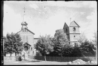 Pakalnių Švč. Trejybės bažnyčia ir varpinė. Fotogr. A. Tamošaitis. Pakalniai (Utenos r.). 1927 m. Iš: www.limis.lt; Nacionalinis M. K. Čiurlionio dailės muziejus, inv. nr. ČDM NG 17537