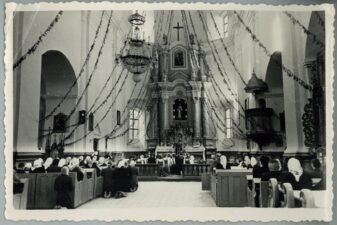 Tikintieji Jūžintų Šv. arkangelo Mykolo bažnyčioje. Jūžintai (Rokiškio r.). XX a. 4 deš. Iš: www.limis.lt; Rokiškio krašto muziejus, inv. nr. RKM F 13490