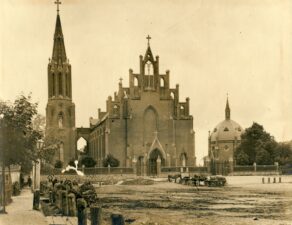 Rokiškio Šv. apaštalo evangelisto Mato bažnyčia. Rokiškis. Apie 1905 m. Iš: www.limis.lt; Rokiškio krašto muziejus, inv. nr. RKM F 1445