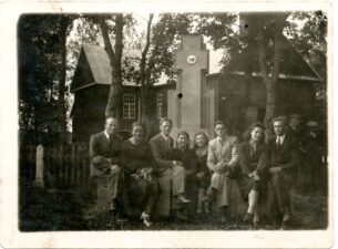 Jaunimas prie Duokiškio Šv. Onos bažnyčios. Centre – pavasarininkų kryžius. XX a. 4 deš. Iš: www.limis.lt; Rokiškio krašto muziejus, inv. nr.RKM F 9689