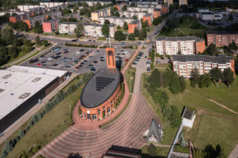 Utenos Dievo Apvaizdos bažnyčia iš paukščio skrydžio. Fotogr. G. Lukoševičius. Utena. 2025 m. PAVB skaitmeninis archyvas