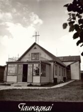 Tauragnų Šv. Jurgio bažnyčia perstatyta iš Priepalės kaime pirkto namo. 1969 m. pašventinta. Tauragnai (Utenos r.). Apie 1982 m. PAVB, Panevėžio vyskupijos kurijos skaitmeninis archyvas