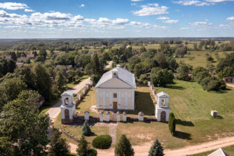 Aleksandravėlės miestelio panorama ir Šv. Pranciškaus Serafiškojo bažnyčia. Fotogr. G. Lukoševičius. Aleksandravėlė (Rokiškio r.). 2025 m. PAVB skaitmeninis archyvas