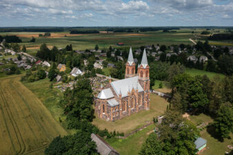 Čedasų Šv. apaštalų Petro ir Povilo bažnyčia ir miestelio panorama. Fotogr. G. Lukoševičius. Čedasai (Rokiškio r.). 2025 m. PAVB skaitmeninis archyvas