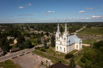 Obelių Šv. Onos bažnyčia ir miestelio panorama iš paukščio skrydžio. Fotogr. G. Lukoševičius. Obeliai (Rokiškio r.). 2025 m. PAVB skaitmeninis archyvas