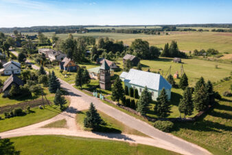 Ragelių Švč. Mergelės Marijos bažnyčia iš paukščio skrydžio. Fotogr. G. Lukoševičius. Rageliai (Rokiškio r.). 2025 m. PAVB skaitmeninis archyvas