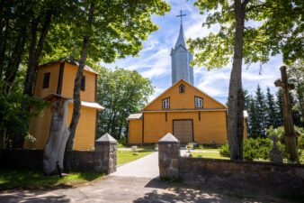 Spitrėnų Švč. Mergelės Marijos Taikos Karalienės bažnyčia ir varpinė. Fotogr. G. Lukoševičius. Spitrėnai (Utenos r.). 2025 m. PAVB skaitmeninis archyvas