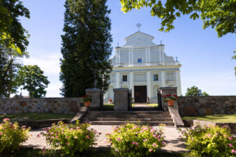 Sudeikių Švč. Mergelės Marijos bažnyčios fasadas. Fotogr. G. Lukoševičius. Sudeikiai (Utenos r.). 2025 m. PAVB skaitmeninis archyvas