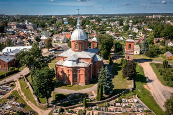 Utenos Kristaus Žengimo į dangų bažnyčia iš paukščio skrydžio. Fotogr. G. Lukoševičius. Utena. 2025 m. PAVB skaitmeninis archyvas