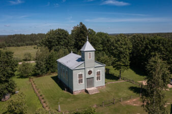 Daunorių Švč. Jėzaus Širdies bažnyčia iš paukščio skrydžio. Fotogr. G. Lukoševičius. Daunoriai (Utenos r.). 2025 m. PAVB skaitmeninis archyvas