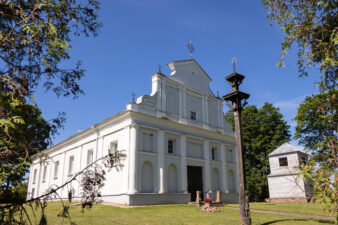 Sudeikių Švč. Mergelės Marijos bažnyčia ir varpinė. Fotogr. G. Lukoševičius. Sudeikiai (Utenos r.). 2025 m. PAVB skaitmeninis archyvas