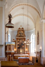 Lukštų Šv. apaštalo evangelisto Jono bažnyčios didysis altorius ir sakykla. Fotogr. G. Lukoševičius. Lukštai (Rokiškio r.), 2025 m. PAVB skaitmeninis archyvas