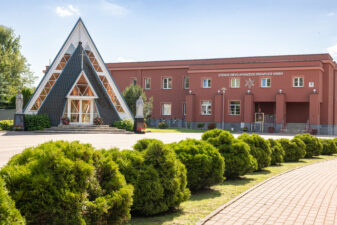 Utenos Dievo Apvaizdos parapijos namai ir Dievo Apvaizdos koplyčia. Fotogr. G. Lukoševičius. Utena. 2025 m. PAVB skaitmeninis archyvas
