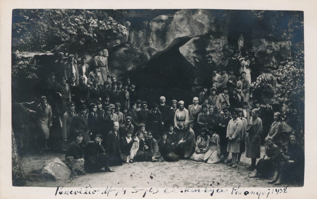 Panevėžio mokytojų seminarijos auklėtiniai ir pedagogai prie Palangos Lurdo grotos. 1932 m. PAVB, Pavienių rankraščių fondas F8-1221-30