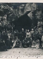 Panevėžio mokytojų seminarijos auklėtiniai ir pedagogai prie Palangos Lurdo grotos. 1932 m. PAVB, Pavienių rankraščių fondas F8-1221-30