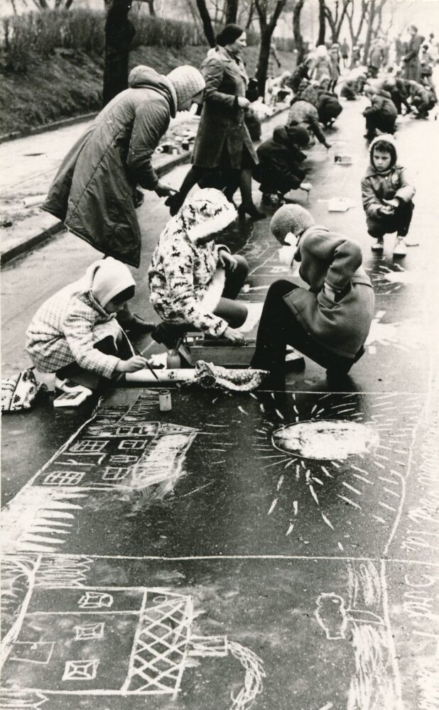 Vaikų piešinių ant asfalto konkursas Draugystės alėjoje (dabar – A. Jakšto g.). Panevėžys. Apie 1980 m. PAVB, Savanoriškos knygos bičiulių draugijos Panevėžio m. skyriaus fondas F24-461