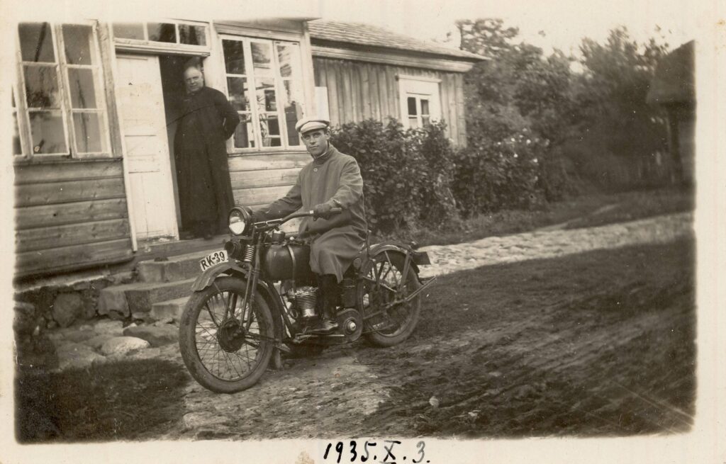 Raguvos parapijos vikaras (1933–1936) Steponas Pelešynas ant motociklo „Harley-Davidson“. Raguva (Panevėžio r.). 1935 m. PAVB, Pavienių rankraščių fondas F8-660-27