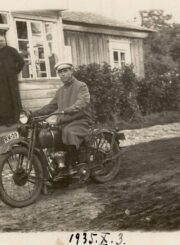Raguvos parapijos vikaras (1933–1936) Steponas Pelešynas ant motociklo „Harley-Davidson“. Raguva (Panevėžio r.). 1935 m. PAVB, Pavienių rankraščių fondas F8-660-27