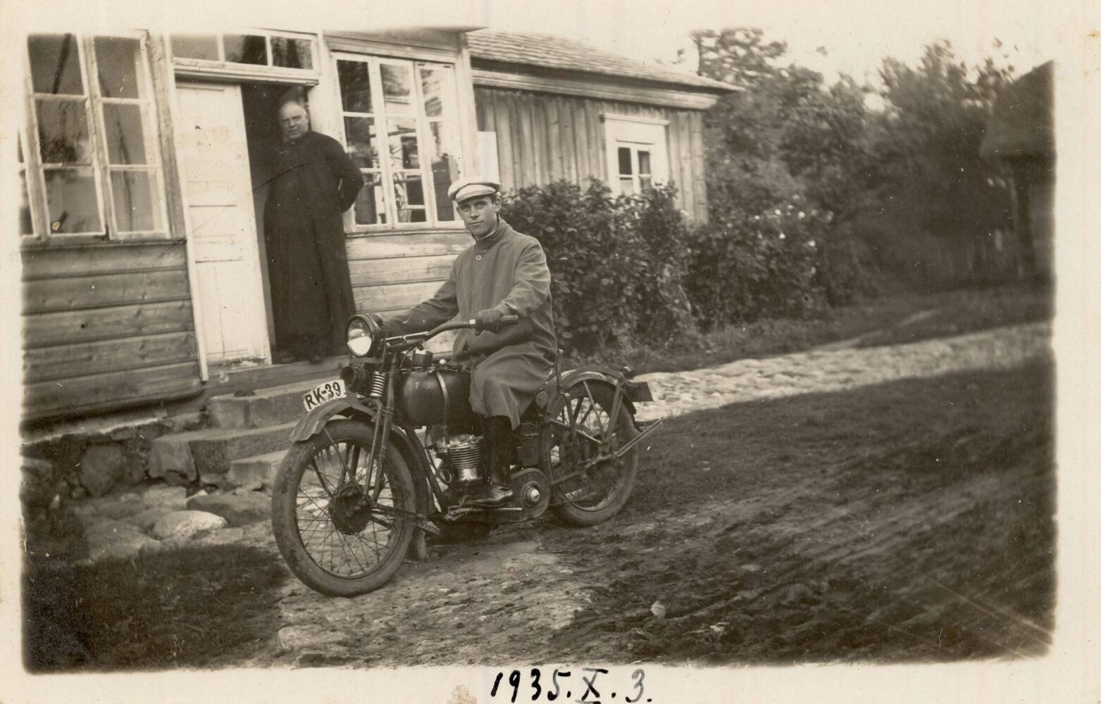 Raguvos parapijos vikaras (1933–1936) Steponas Pelešynas ant motociklo „Harley-Davidson“. Raguva (Panevėžio r.). 1935 m. PAVB, Pavienių rankraščių fondas F8-660-27
