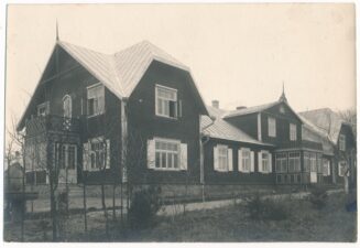 Namas Sodų g. 1 (dabar – Nepriklausomybės a. 11), kuriame 1926–1949 m. gyveno ir dirbo pirmasis Panevėžio vyskupijos vyskupas ir švietėjas Kazimieras Paltarokas. Fotogr. J. Paura. XX a. 4 deš. PAVB, Panevėžio vyskupijos kurijos skaitmeninis archyvas