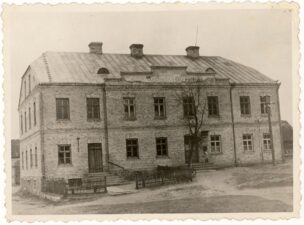 Mūrinė dviaukštė Šv. Vincento Pauliečio prieglauda Truskavoje, pastatyta 1930 m. klebono Antano Kungio rūpesčiu. Kai 1944 m. liepą, traukiantis frontui, sudegė senoji Truskavos medinė bažnyčia, 1945 m. čia buvo įkurti maldos namai. Truskava (Kėdainių r.). XX a. 6 deš. PAVB, Panevėžio vyskupijos kurijos skaitmeninis archyvas