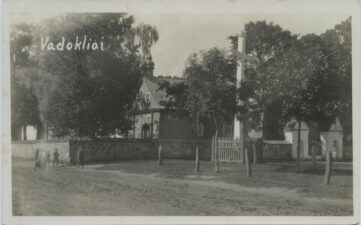 Vadoklių Švč. Jėzaus Širdies bažnyčia. XX a. 3 deš.–4 deš. Iš: www.limis.lt; Lietuvos nacionalinis muziejus, inv. nr. LNM Ft 10144